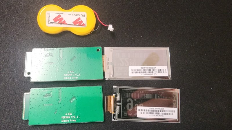 最近发现了个好玩的东西，盒马2.13英寸墨水屏价签，主要是很便宜，买微雪2.13英寸要50元一块裸屏，这个2.5元一个，我一看这不是标准的24pin FPC接口吗？我直接买了30个，其实本来也不想买这么多，关键是拆了好几个，我是拿超薄钢锯片切开的外壳，折磨了好久的电磨笔，结果全是热压焊，屏幕拆不了，让卖家包了10个拆好的带接口座的，4元一个，所以其实量大的有2种板型，量少的话京东支付也搞过这种价签，如果你要用树莓派Pico，乐鑫ESP32，Arduino UNO，意法半导体STM32这种单片机去带，就记得让卖家挑拆开的是接口座的板型，如果你要折腾上面的瑞萨斯DA14585单片机，那两种板型没区别，DA14585我看了资料令我两眼亿黑，有点难折腾，先鸽了，不过这个单片机网上已经有很多资料了，这次用ESP32+MicroPython驱动，买了几个墨水屏驱动板，9元一个，是的，驱动板比屏幕都贵