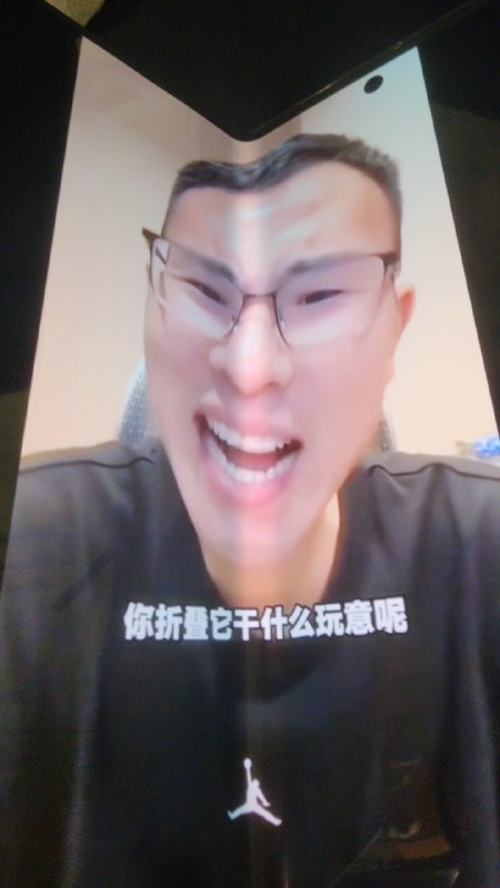 苹果翻车了，好似，砍了一堆功能还卖1万6，反正永远不缺人傻钱多的自适应用户，更加坚定了我买三星Fold7的选择是正确的，一直在等哪天折叠屏和我的直板机一样薄一样轻，等了6年