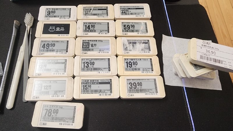 最近发现了个好玩的东西，盒马2.13英寸墨水屏价签，主要是很便宜，买微雪2.13英寸要50元一块裸屏，这个2.5元一个，我一看这不是标准的24pin FPC接口吗？我直接买了30个，其实本来也不想买这么多，关键是拆了好几个，我是拿超薄钢锯片切开的外壳，折磨了好久的电磨笔，结果全是热压焊，屏幕拆不了，让卖家包了10个拆好的带接口座的，4元一个，所以其实量大的有2种板型，量少的话京东支付也搞过这种价签，如果你要用树莓派Pico，乐鑫ESP32，Arduino UNO，意法半导体STM32这种单片机去带，就记得让卖家挑拆开的是接口座的板型，如果你要折腾上面的瑞萨斯DA14585单片机，那两种板型没区别，DA14585我看了资料令我两眼亿黑，有点难折腾，先鸽了，不过这个单片机网上已经有很多资料了，这次用ESP32+MicroPython驱动，买了几个墨水屏驱动板，9元一个，是的，驱动板比屏幕都贵