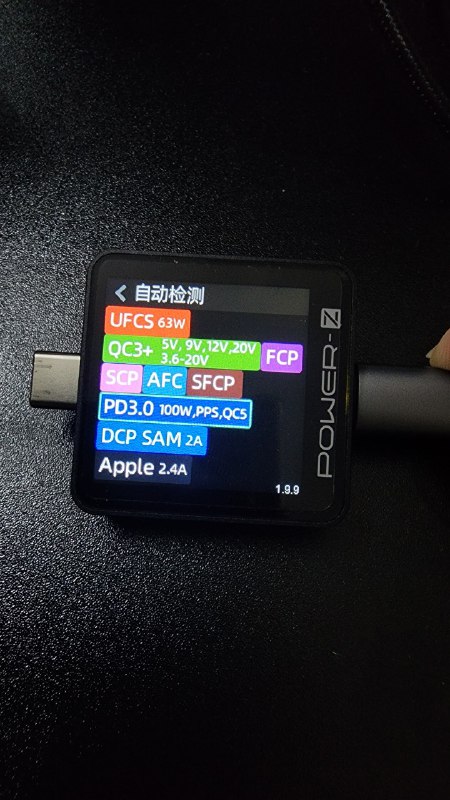 某杂牌桌面充拳打安克脚踢绿联干翻公牛爆杀小米，240瓦4C2A带LCD小屏幕仅售136（127入手），芯片是安克某700块桌面充同款，图四给移速YSPBM25Pro移动电源充电，从33%到100%直接一条直线，室温22℃温度全程不超过40℃，纹波稳的一比，单口最高140瓦PD3.1，不过我实测下来只有100瓦PD3.0不知道怎么回事，都知道是哪款那我就不说了，以免涨价