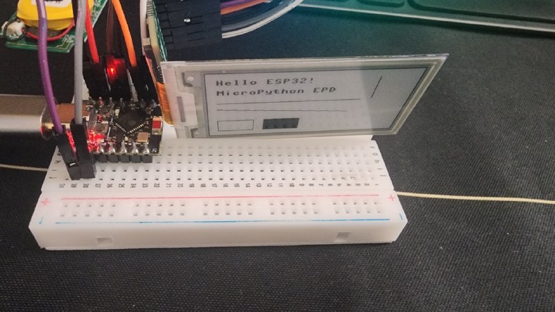 最近发现了个好玩的东西，盒马2.13英寸墨水屏价签，主要是很便宜，买微雪2.13英寸要50元一块裸屏，这个2.5元一个，我一看这不是标准的24pin FPC接口吗？我直接买了30个，其实本来也不想买这么多，关键是拆了好几个，我是拿超薄钢锯片切开的外壳，折磨了好久的电磨笔，结果全是热压焊，屏幕拆不了，让卖家包了10个拆好的带接口座的，4元一个，所以其实量大的有2种板型，量少的话京东支付也搞过这种价签，如果你要用树莓派Pico，乐鑫ESP32，Arduino UNO，意法半导体STM32这种单片机去带，就记得让卖家挑拆开的是接口座的板型，如果你要折腾上面的瑞萨斯DA14585单片机，那两种板型没区别，DA14585我看了资料令我两眼亿黑，有点难折腾，先鸽了，不过这个单片机网上已经有很多资料了，这次用ESP32+MicroPython驱动，买了几个墨水屏驱动板，9元一个，是的，驱动板比屏幕都贵